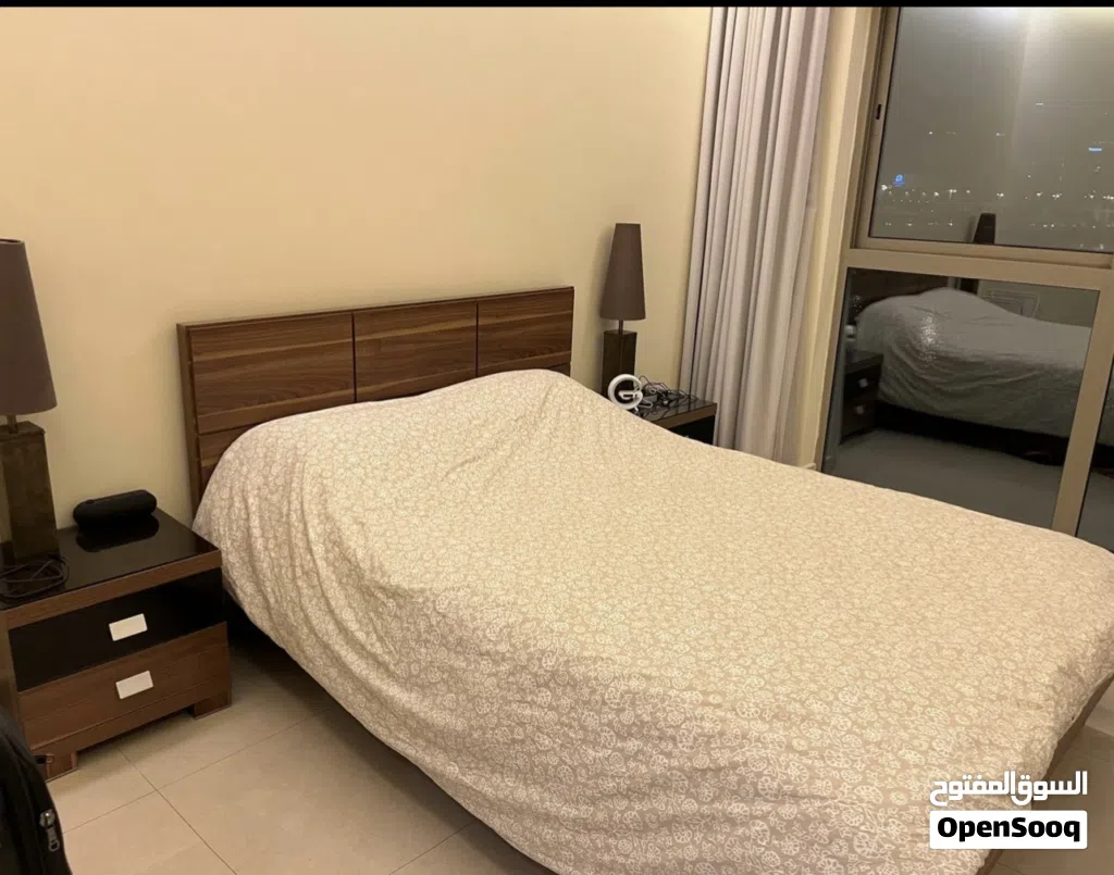 Selling a complete modern 5-piece Queen Bedroom Set- Rarely used: غرفة نوم نظيفة