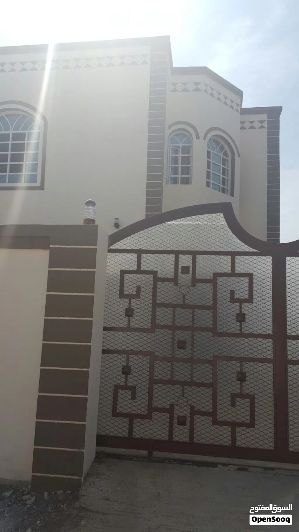 للبيع فيلا بطابقين وواسعة بموقع ممتاز في المعبيلة الجنوبية في حي العز بالقرب من مسجد حي العز