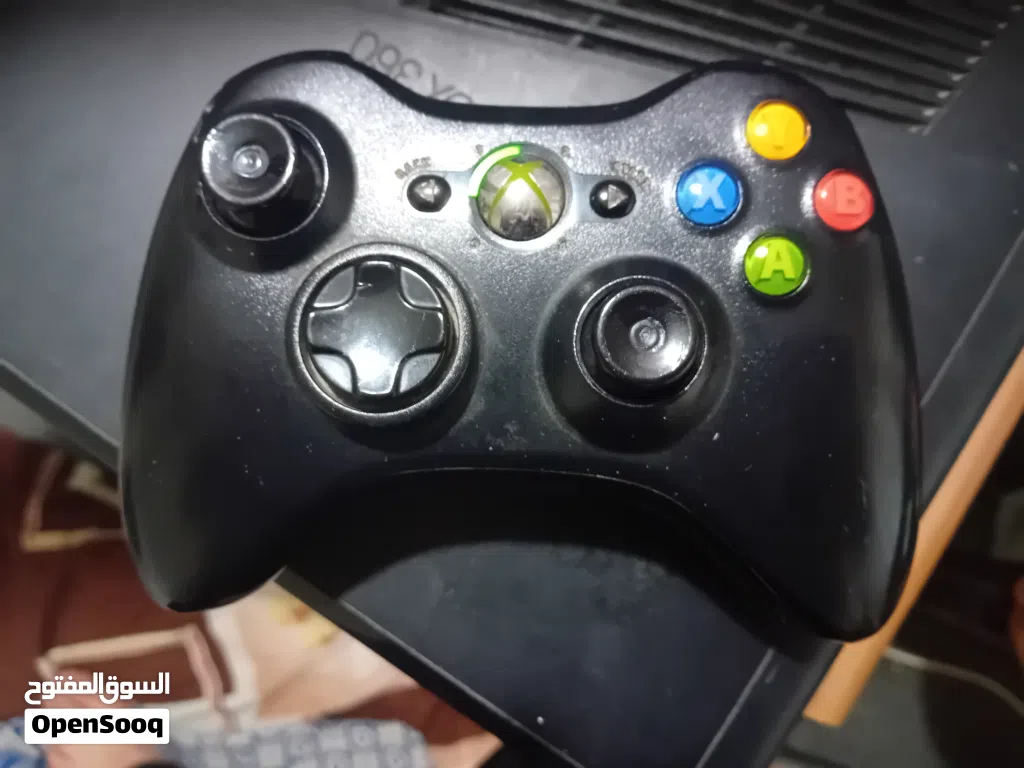 يد تحكم Xbox 360 أصلية بحالة الوكالة