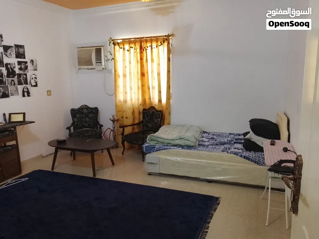 السلام علیکم، عندنا 3 غرف ماستر مجهزات بسرر، ومعهن الكهرباء والماء والواي فاي مجاناً. وفيه مطبخ مجهز