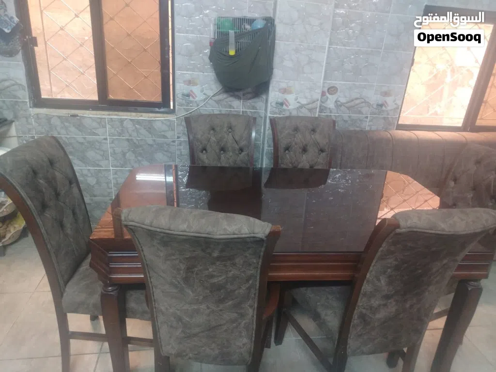 متاح طاولة سفرة كبير مع 6 مقاعد بسعر مناسب بالزرقاء
