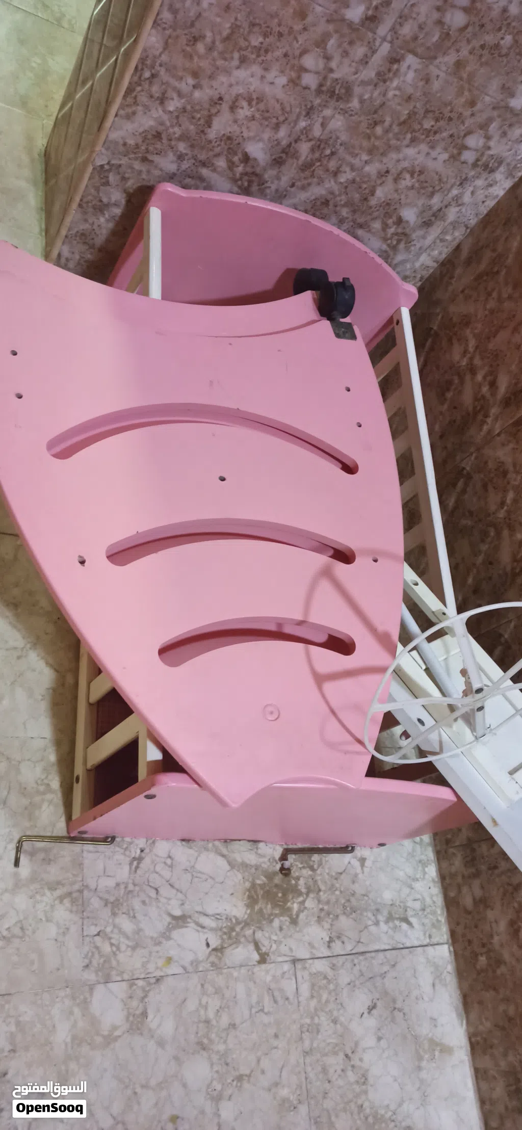 سرير طفل ثابت وهزاز