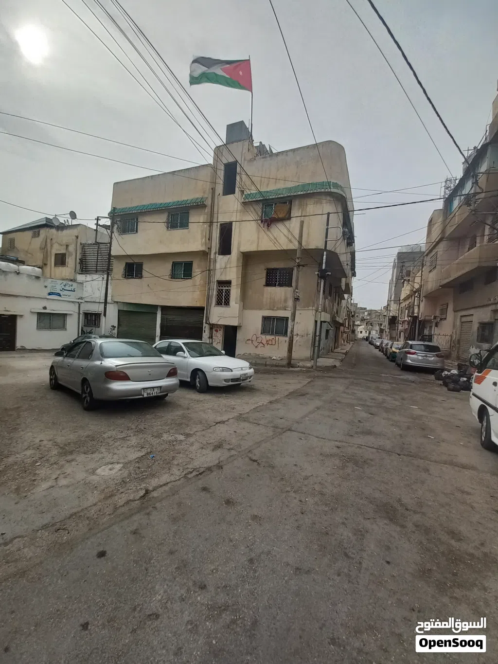 عمارة ثلاث طوابق 7 شقق و 6 مخازن بدخل 10800 سنوي