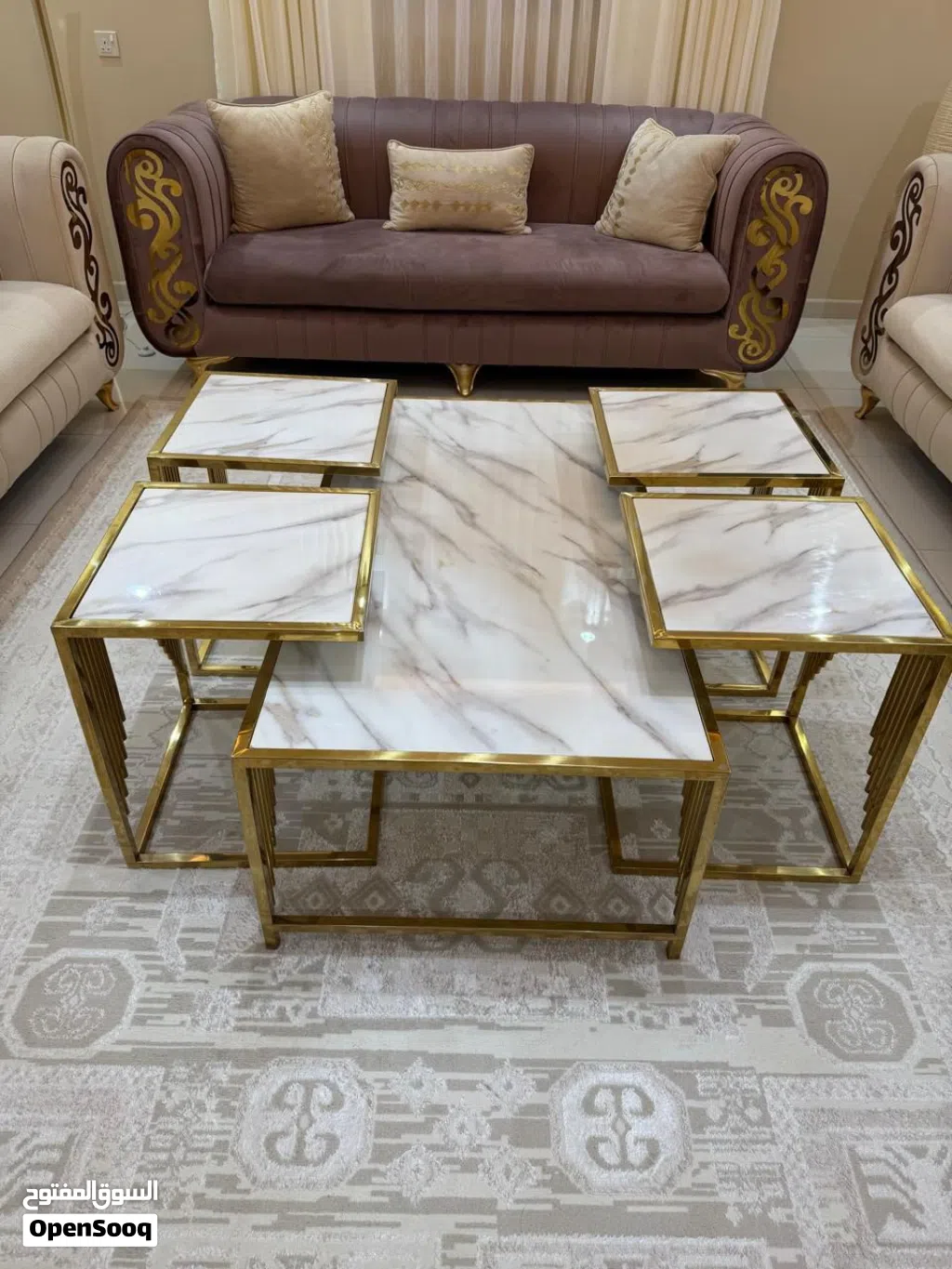 مجلس كنب مع طاولات