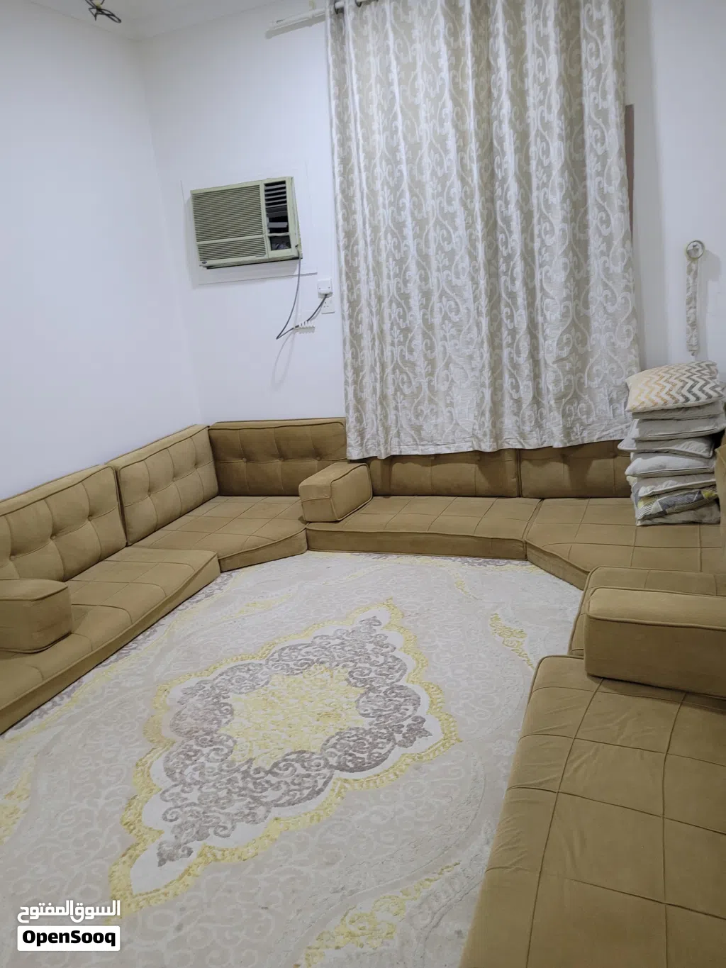 مجلس عربي مع السجاد