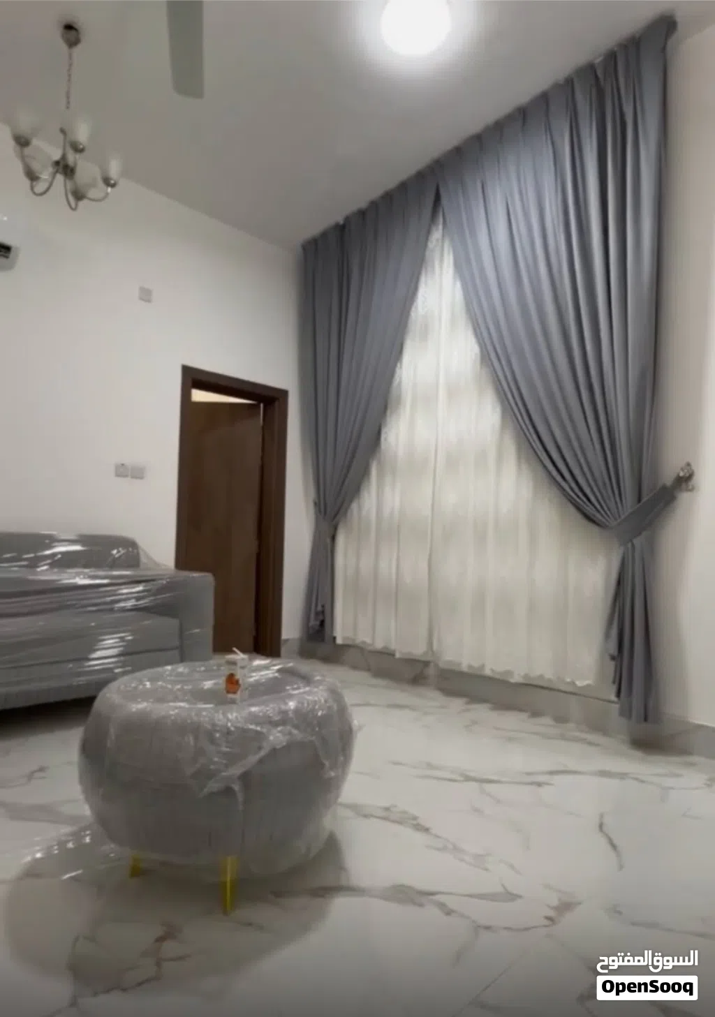 طقمين كنب للصاله والمجلس للبيع وبحالة ممتازه وبسره رمزي