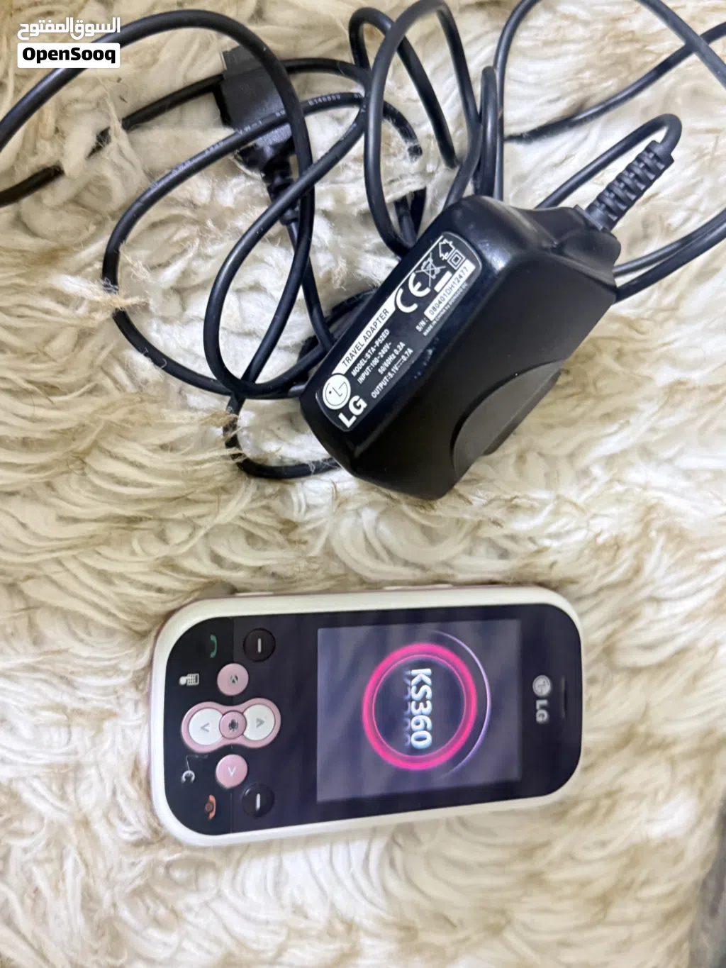 تلفون LG KS360 (القديم النادر) للبيع LG النسخة الوردية - شغال ونظيف جداً مع شاحنه الأصلي.