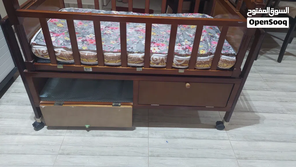 سرير اطفال للبيع