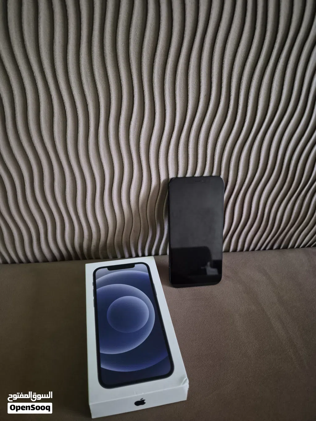 للبيع جهاز iPhone 12، الجهاز شغال وممتاز، مع كرتونه الأصلي.