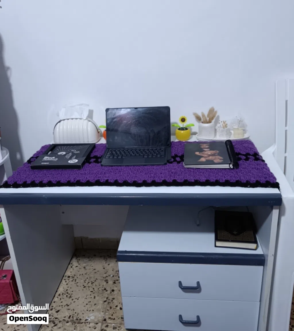 مكتب وكرسي للدراسة للبيع مستعمل