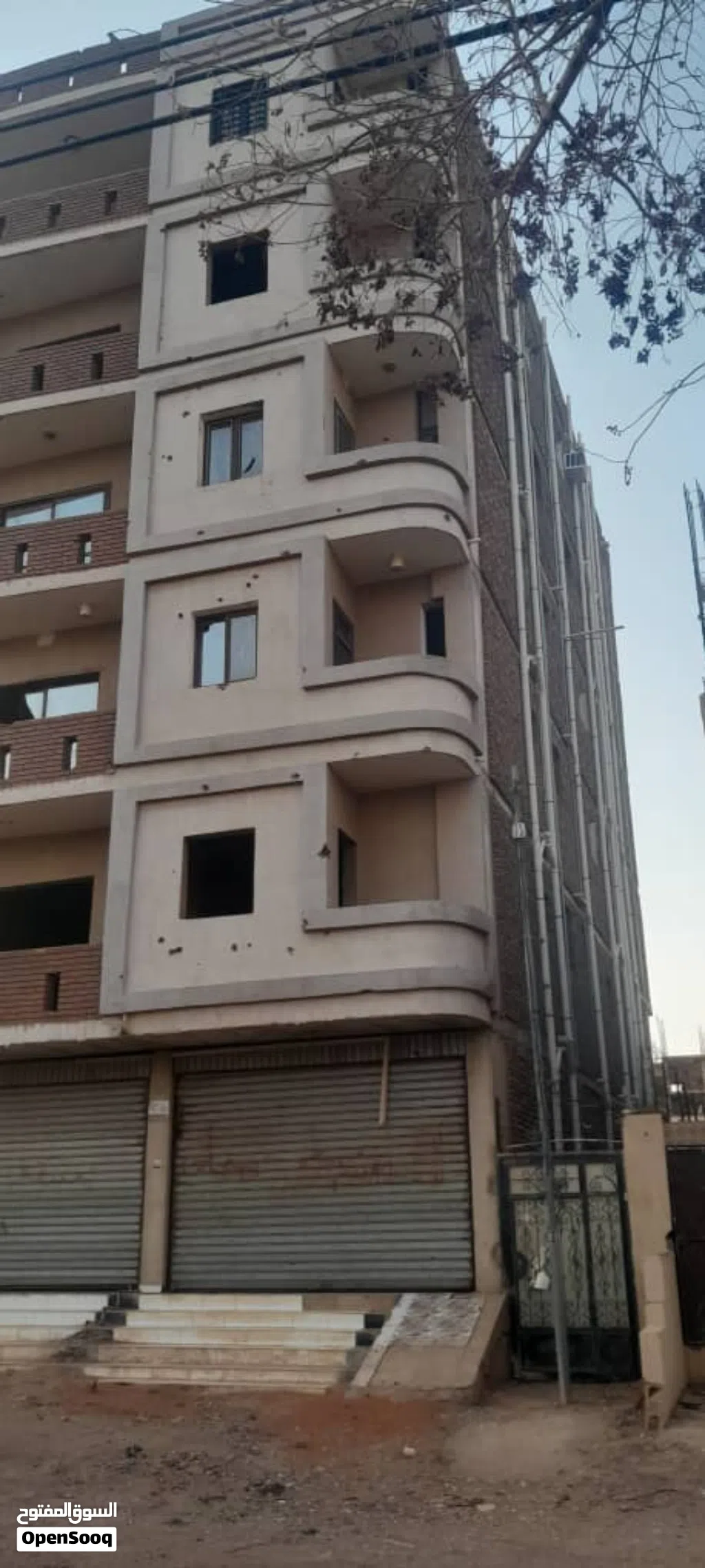 للايجار عماره خمسه طوابق مقابل حديقةالقرشي شارع رئيسي ارضي 4 دكاكنين كبيرة +بدروم + سطوح+ اس