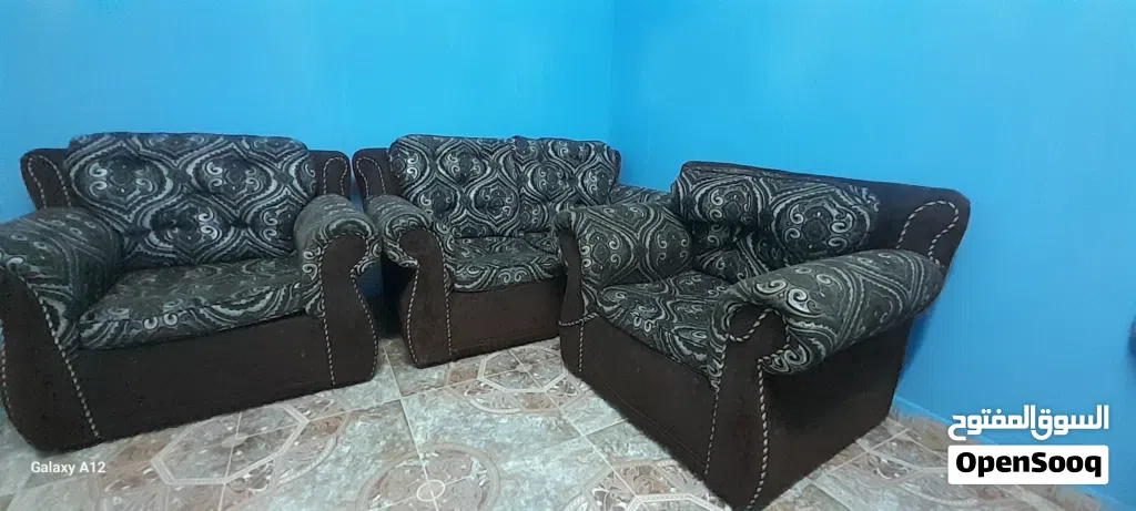 كنبة بحالة جيدة جدا للبيع بسعر مناسب جدا