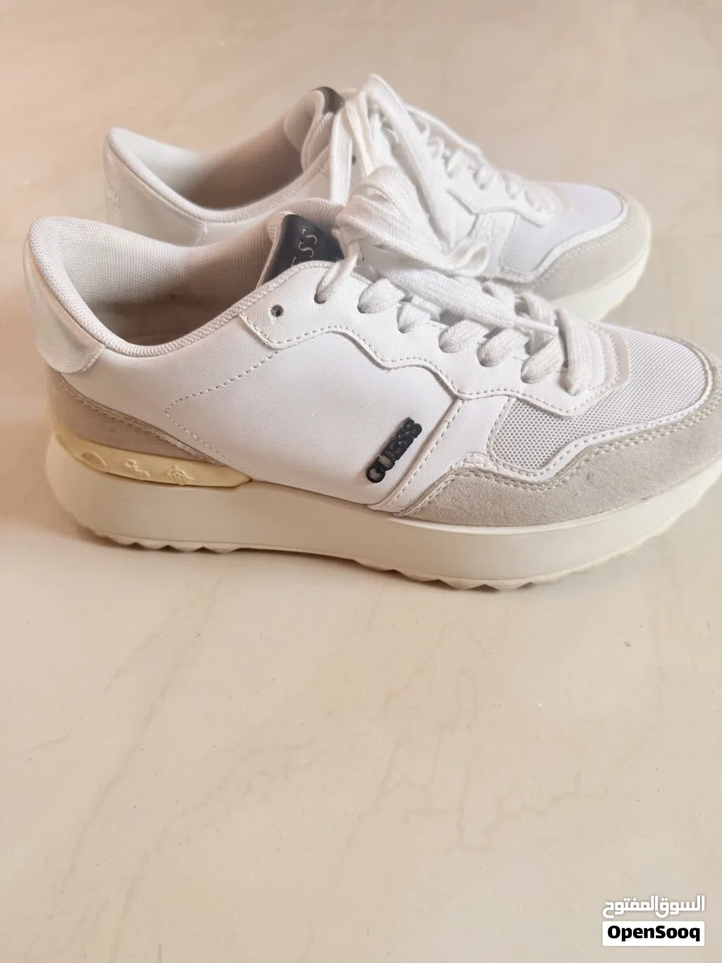 حذاء رياضي نسائي من GUESS جلد أبيض مقاس 39