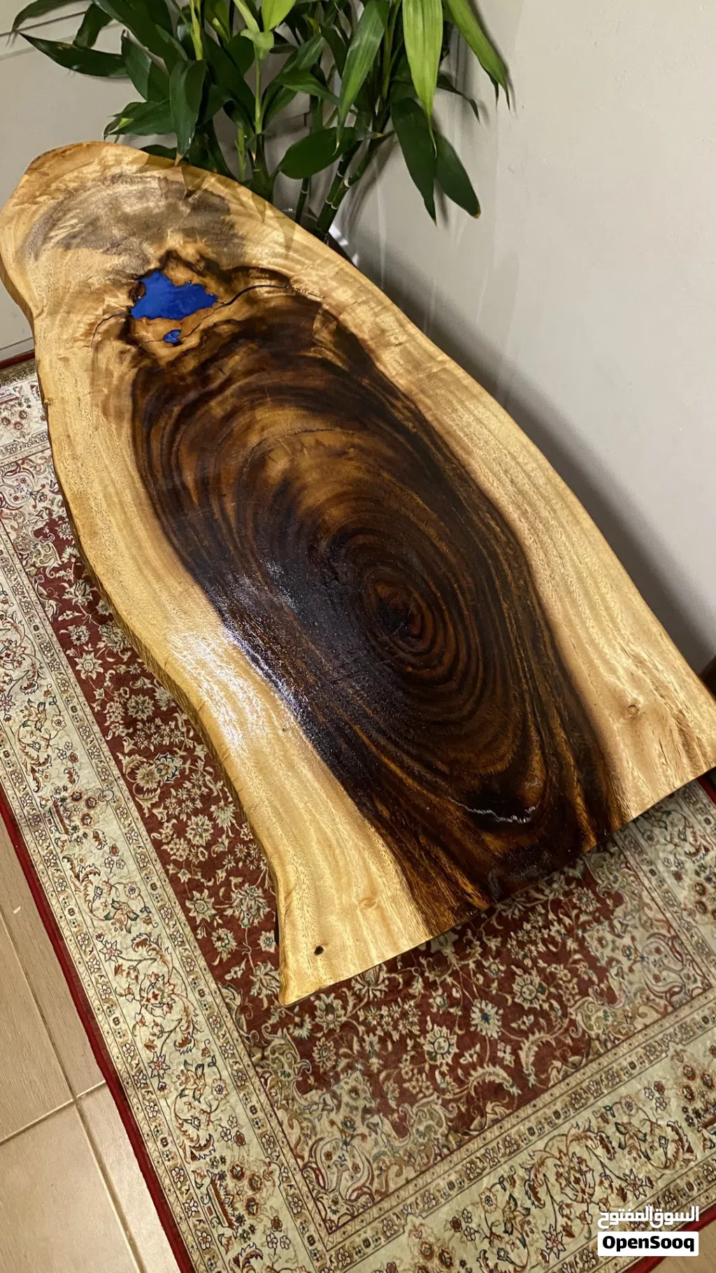 طاولة مصنوعة من الخشب الطبيعي