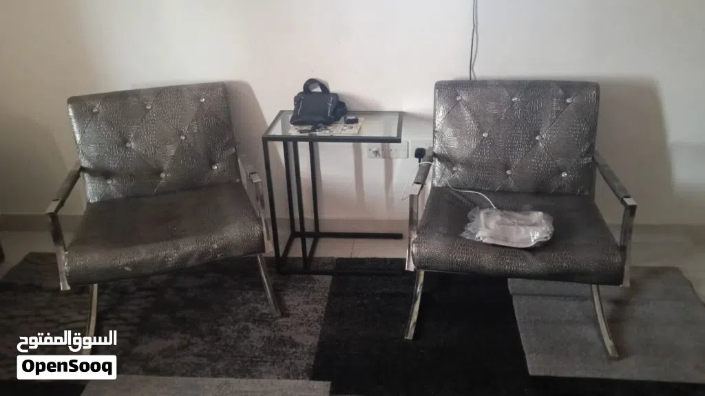 طاولة زجاج مع كرسين من ايكيا