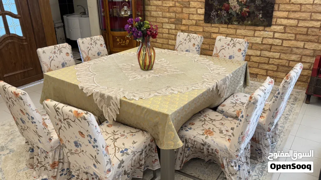 طاولة طعام مع 8 كراسي جوده عاليه والكراسي فيها مفارش كسوة
