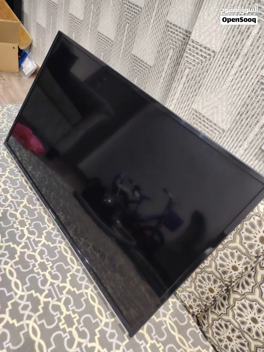 brand new condition half smart tv with free chromecast device worth (10kwd) 42 inch