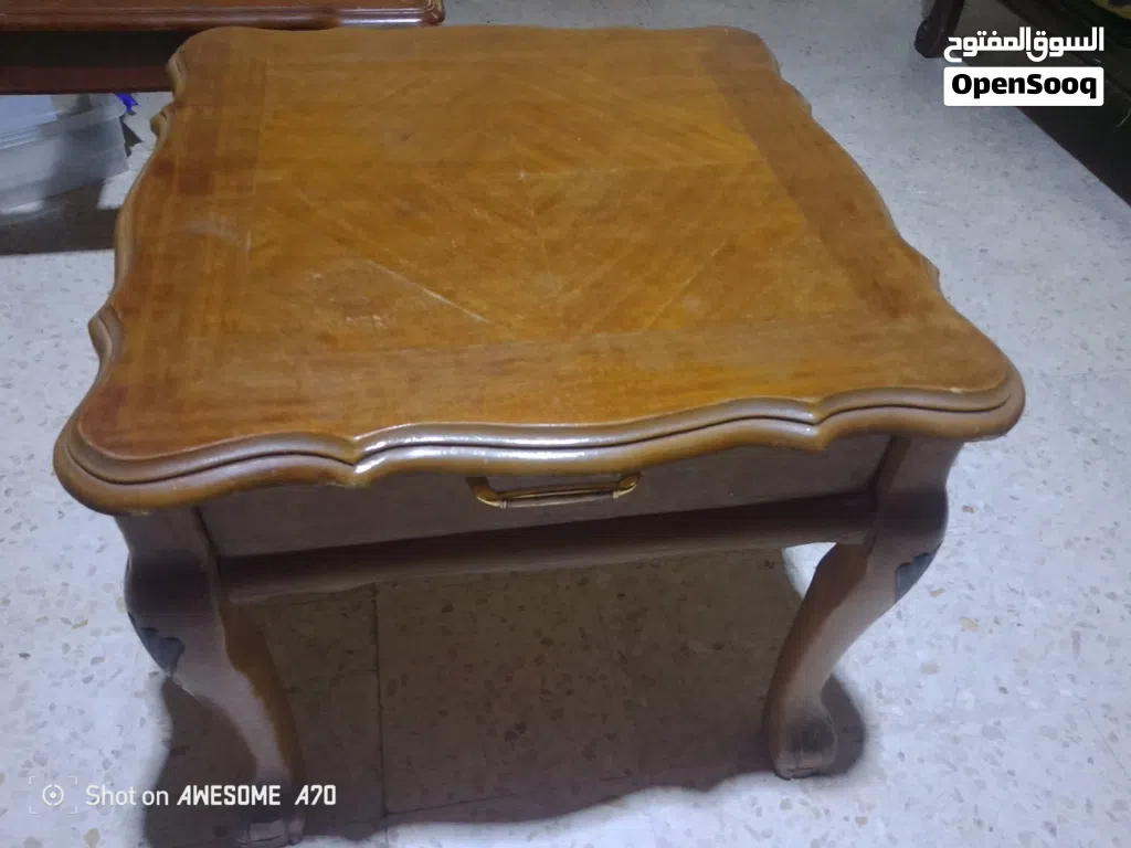 طاولات بحالة جيدة جداً