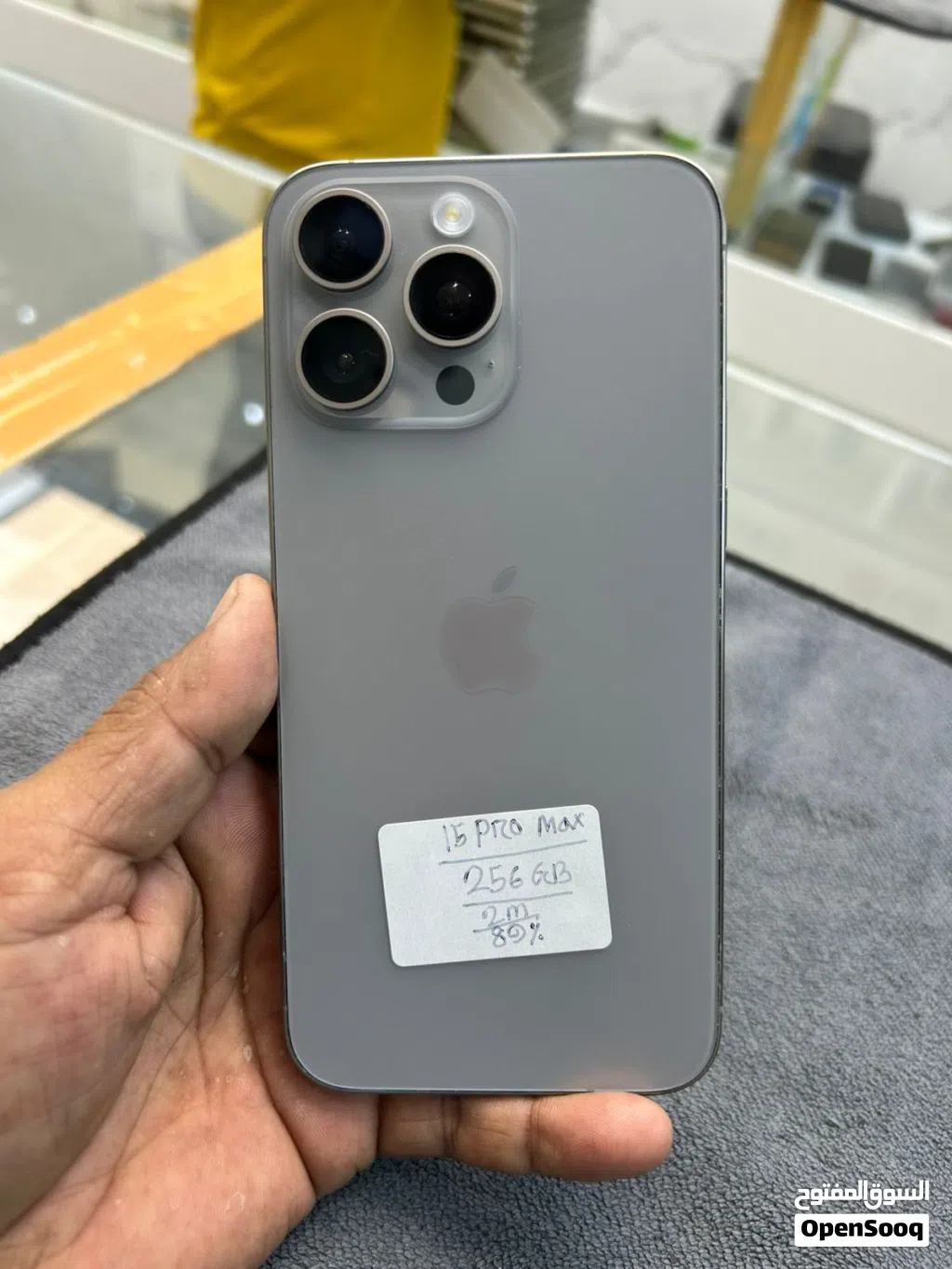 ايفون 15 برو ماكس 256g مغير شاشة فقط