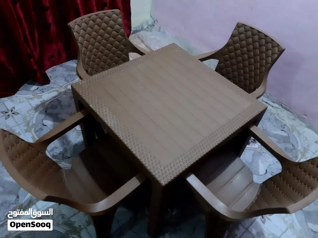 طاوله وأربع كراسي نضيفات و ما بيهن أي كسر