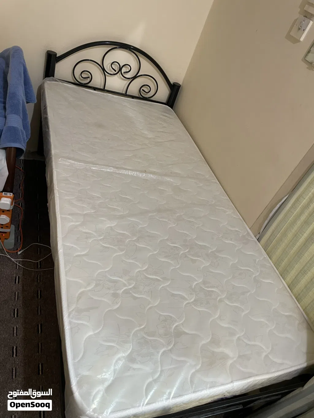 اغراض سكن سرير فردي +مرتبه +كرسي