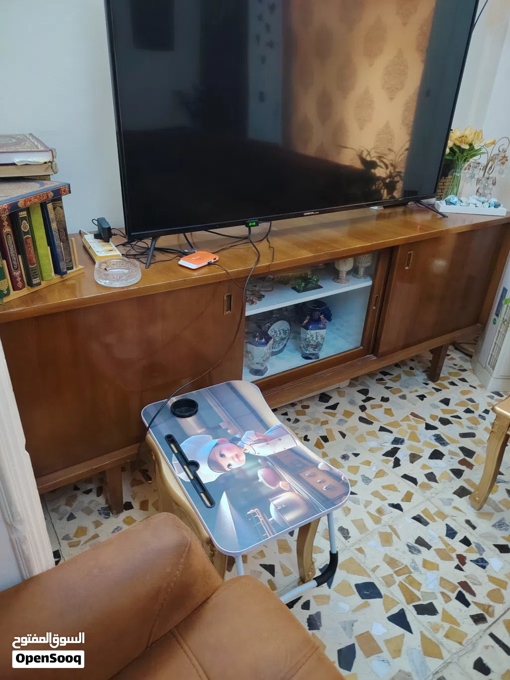 مكتب دراسي مع بوفي
