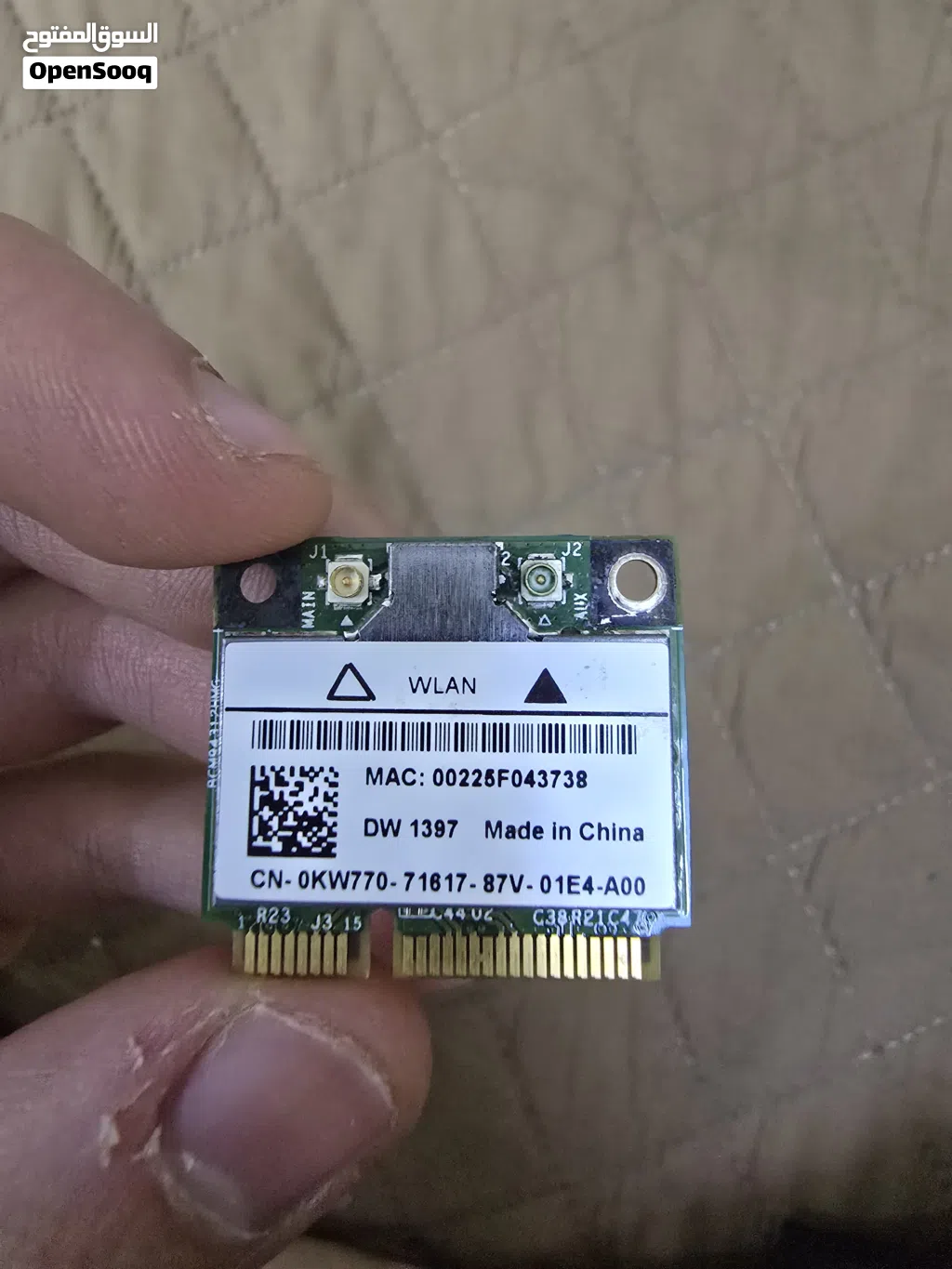 هذه القطعة الظاهرة في الصورتين هي كارت الواي فاي الداخلي (Wireless LAN Card) المسؤول عن التقاط شبكات