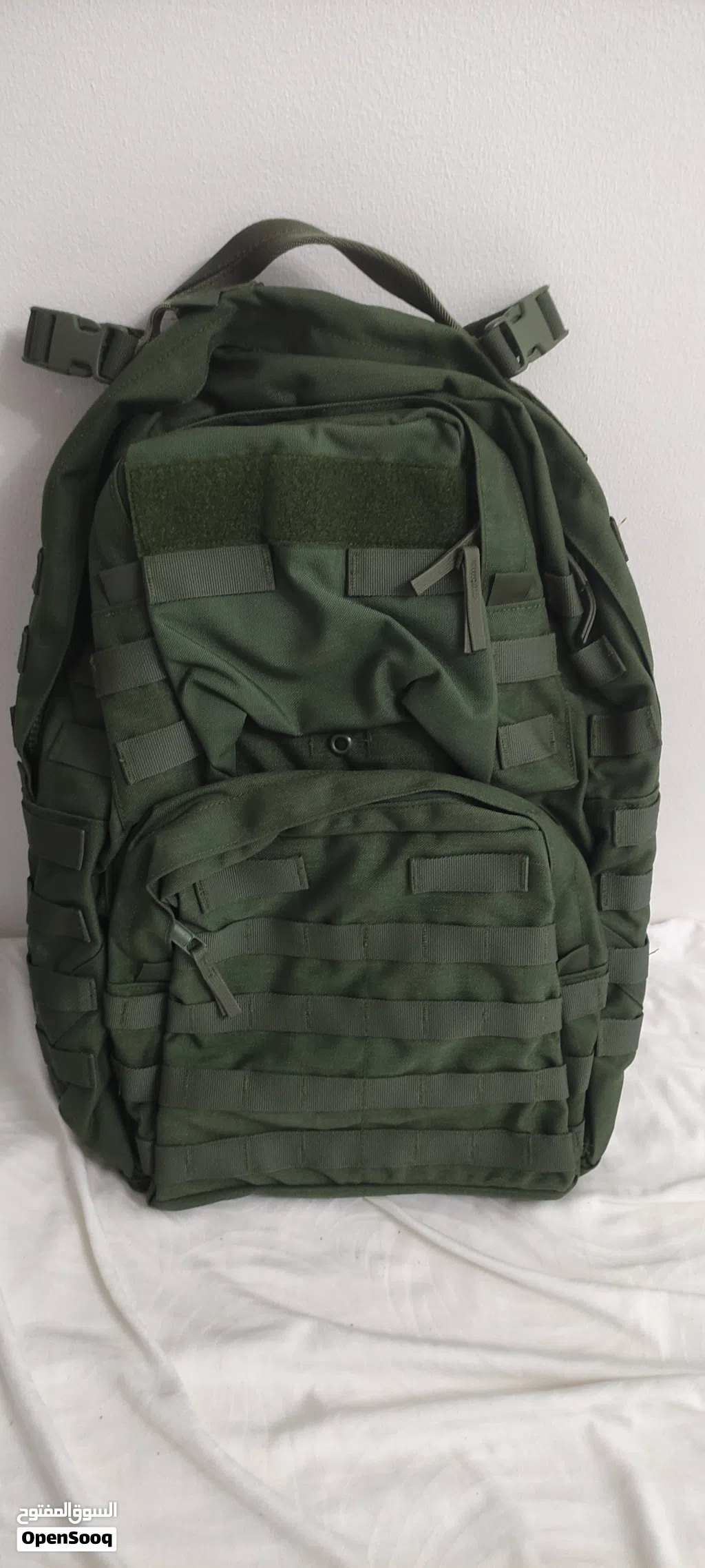 حقيبة ظهر أمريكية متوسطة الحجم Medium American backpack.