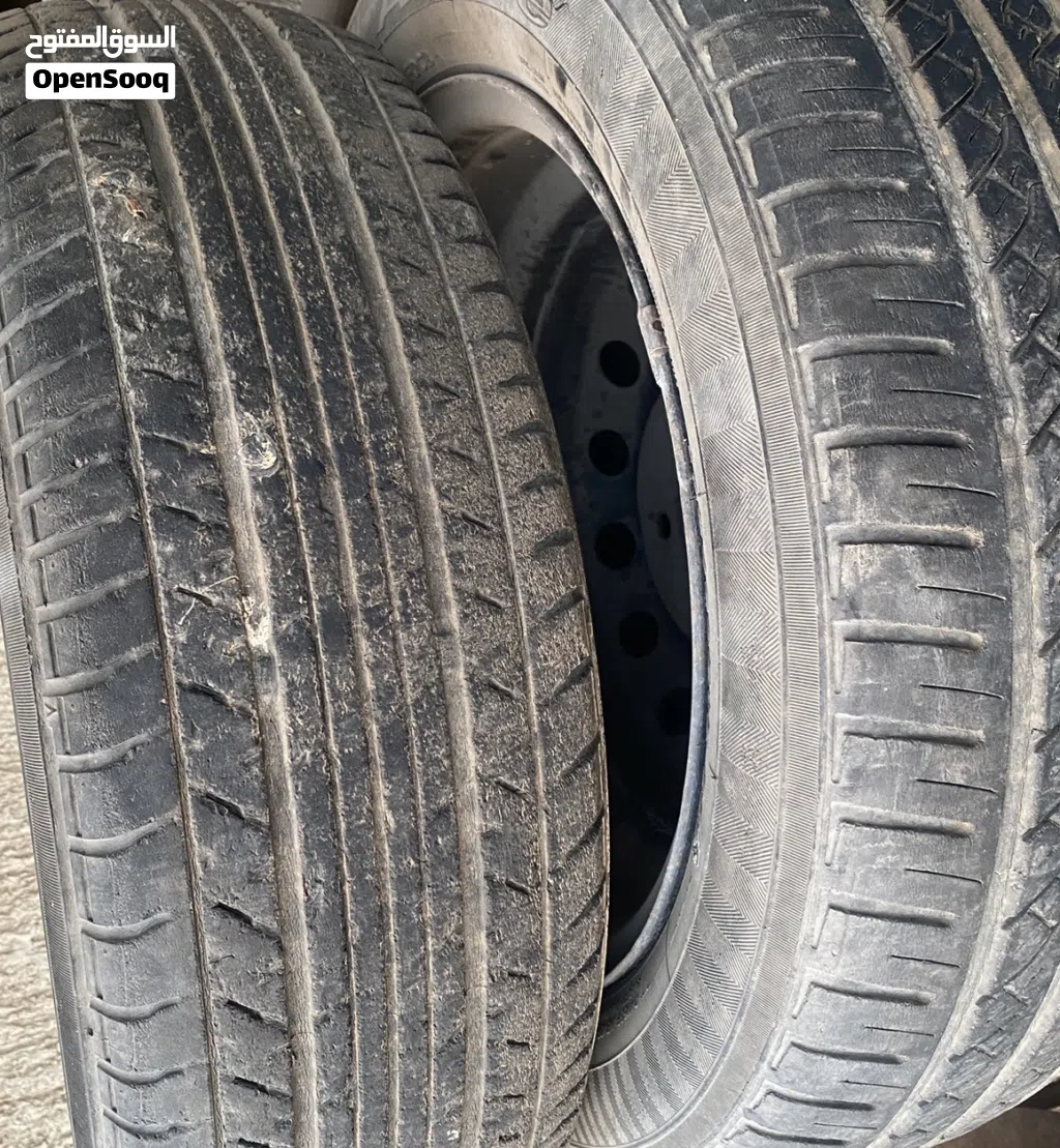 عدد 2 تاير حالتهم كما بالصور السعر 10 دنانير الواحد 5 دينار ويوجد طاسه بدون تاير لوحدها بسعر 3 دينار