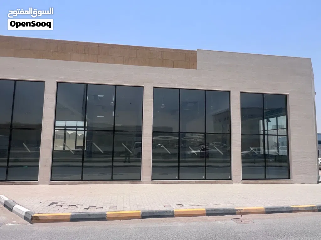 للايجار معرض + حوطة مساحة 20 الف قدم في صناعية الخامسة الشارقة