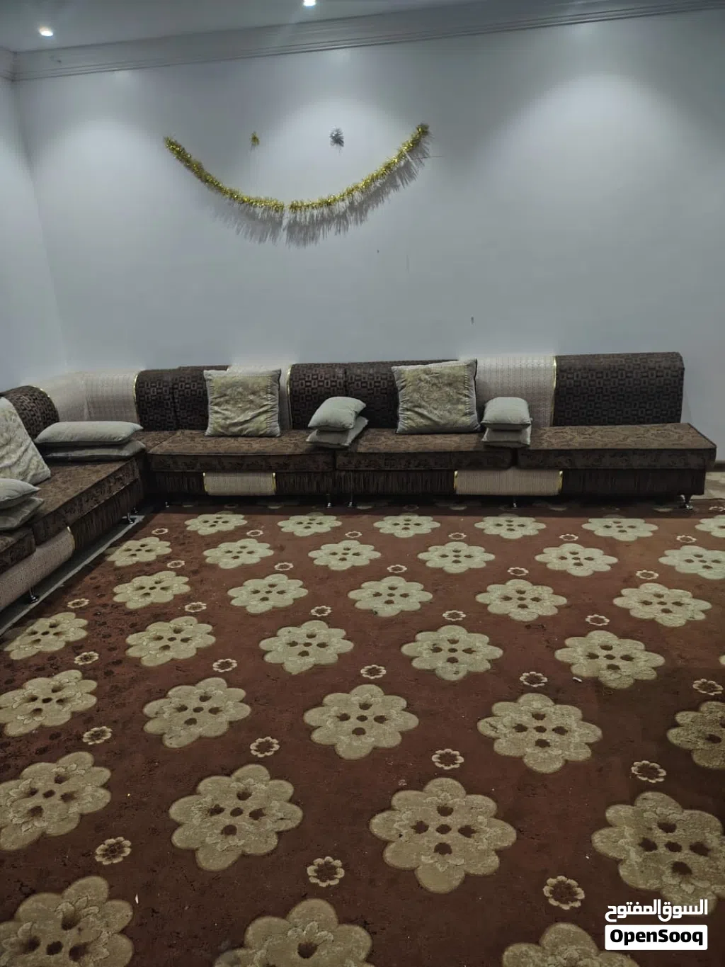 كنب مجلس مع سجاد موكيت للبيع العاجل