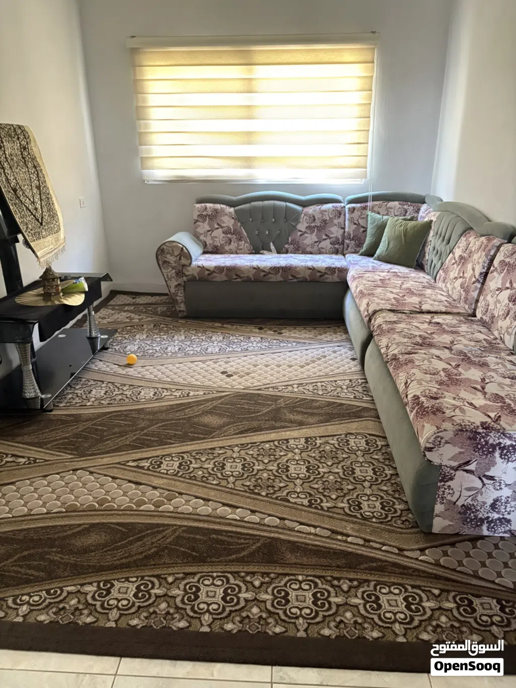كنب مع سجاد مع برداي. مع طاولة
