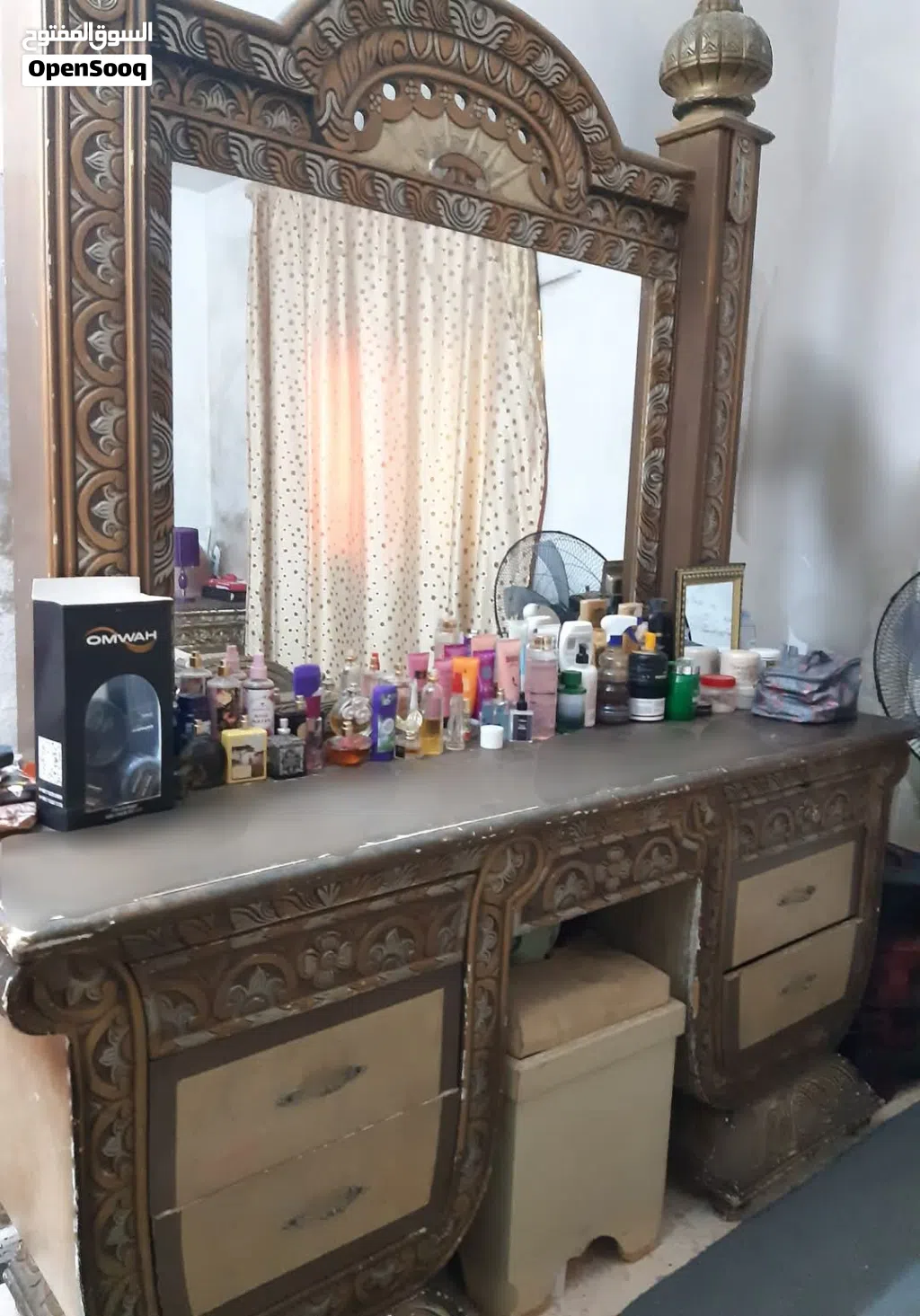غرفة نوم خليجي تخت مجوز وخزانه 6 ضرفات وكومدينتين وتسريحه وخزانة شماعه مع مرآه للبيع بسعر مغري