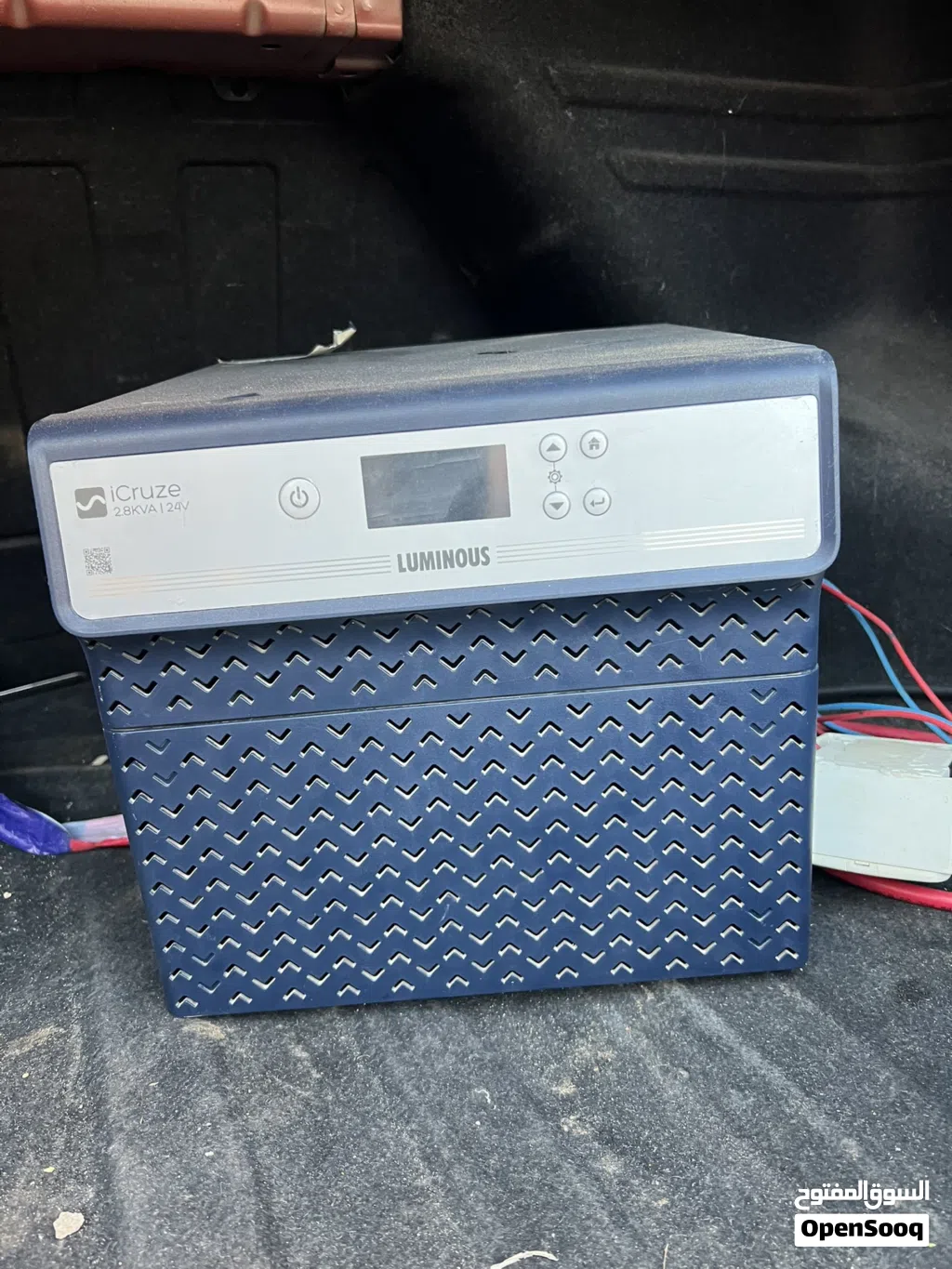 انفرتر Luminous iCruze 2.8KVA / 24V بحالة ممتازة، يشتغل على بطاريتين 12V،