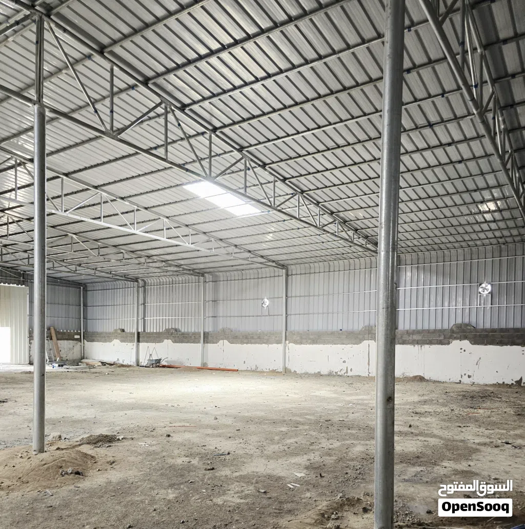 1000 متر مربع صناعي مع دكانين كبار مع سكن للعمال مع مستودع مغلق مع جميع الخدمات للبيع مصنعة الصناعية