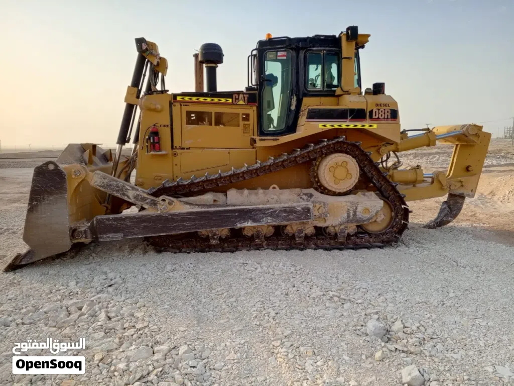 للبيع دوزر CAT D8R وكالة الامارات مع عقده في بيدو