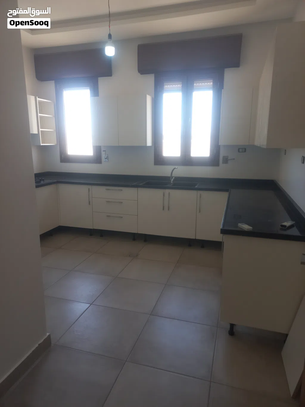 شقة سكنية للايجار بدون اثات فيها دولاب مطبخ ومكيفات ،دور الثاني