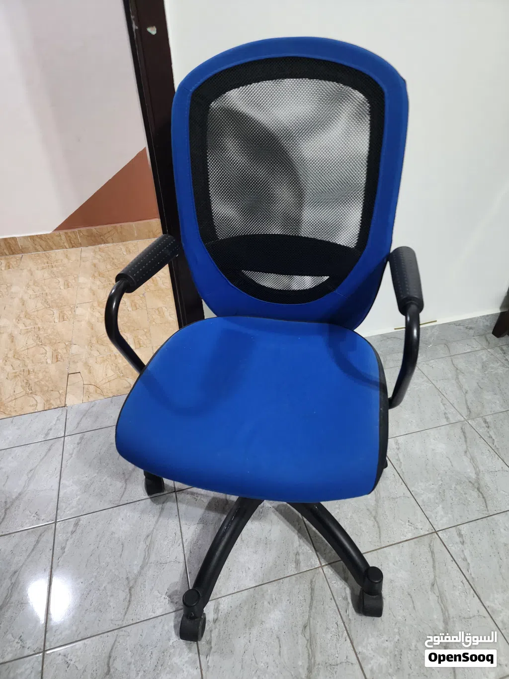 كرسي مكتب بحالة ممتازة شاريها ب85 ابيها ب10