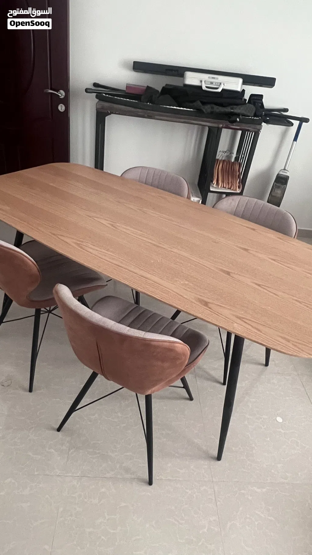 Dining table for sale in excellent condition