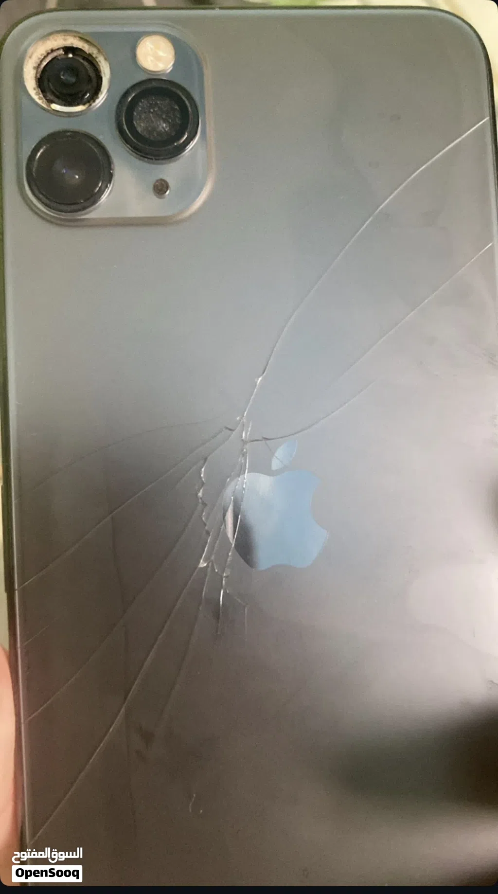 ايفون 11برو ماكس منكسر من الخلف ومتبطله لعدسه كيمره زوم 5 تصويرها ممتاز بس الثنتين تشويش بسيط
