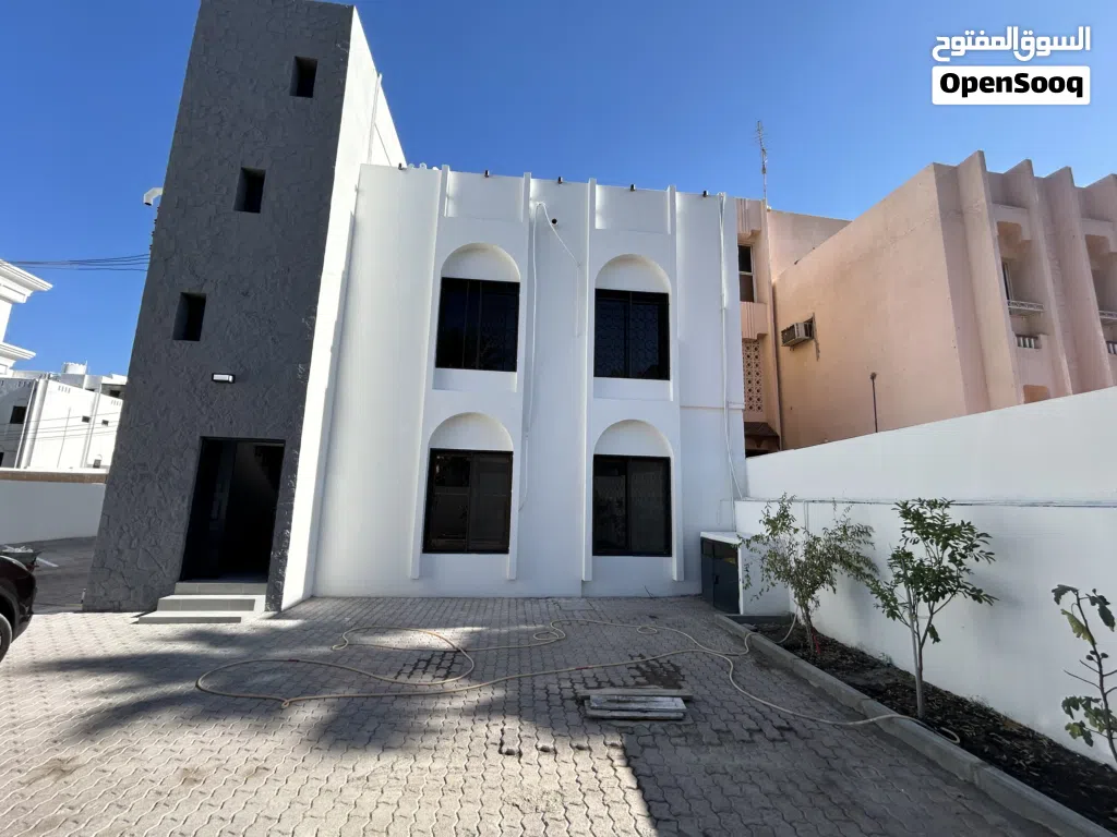 مبنى استثماري للبيع – مُجدّد بالكامل بمعايير عالية