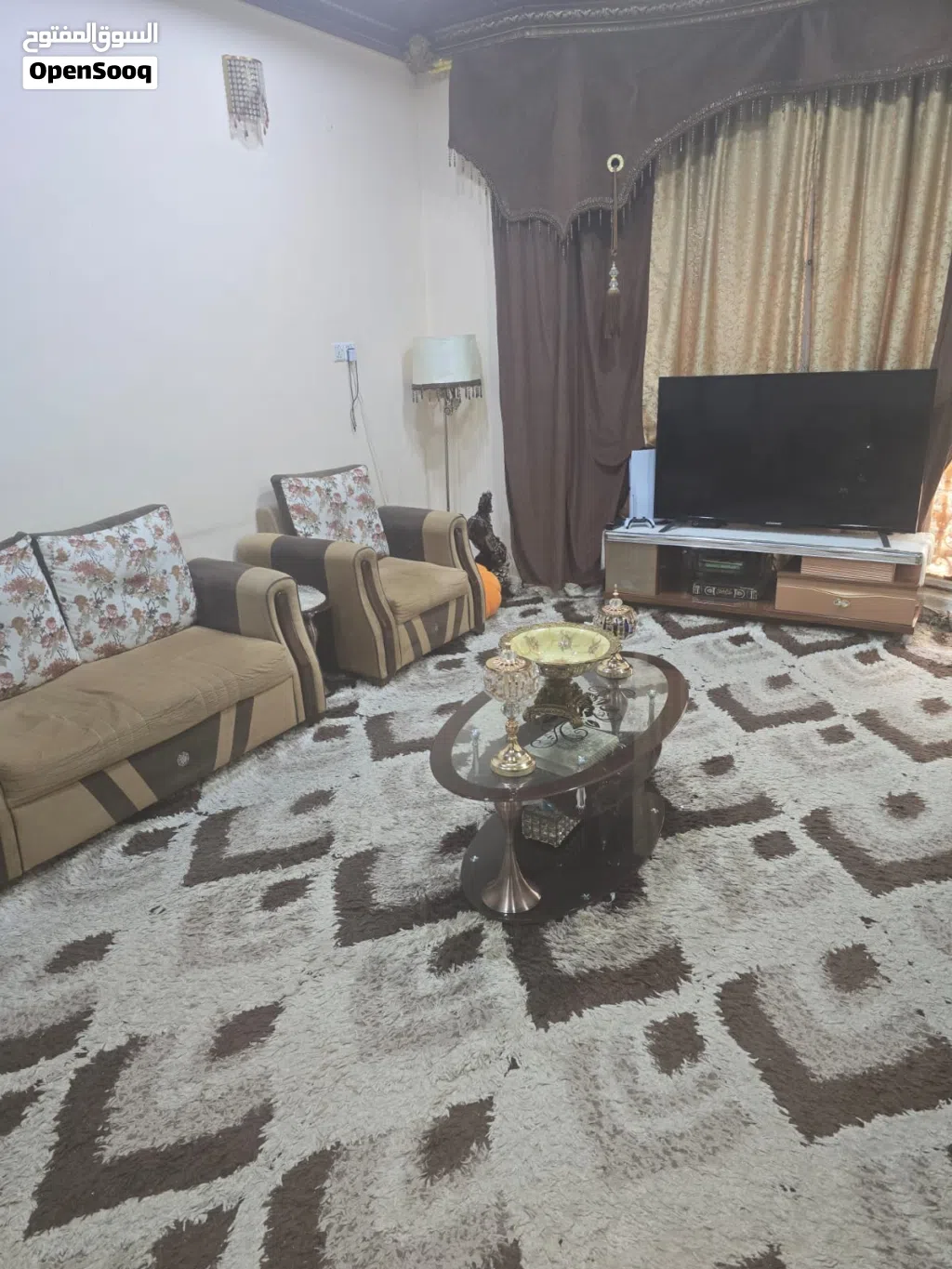 متوفر قنفات مع طبلات وميز التلفزيون وياه ملحقات كوميديات اثنين مع زولية 4*6 مكاني البصرة - الزبير