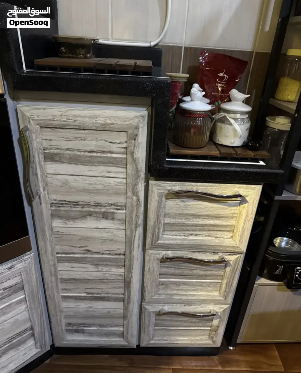 مطبخ نظيف بحالة جيدة .