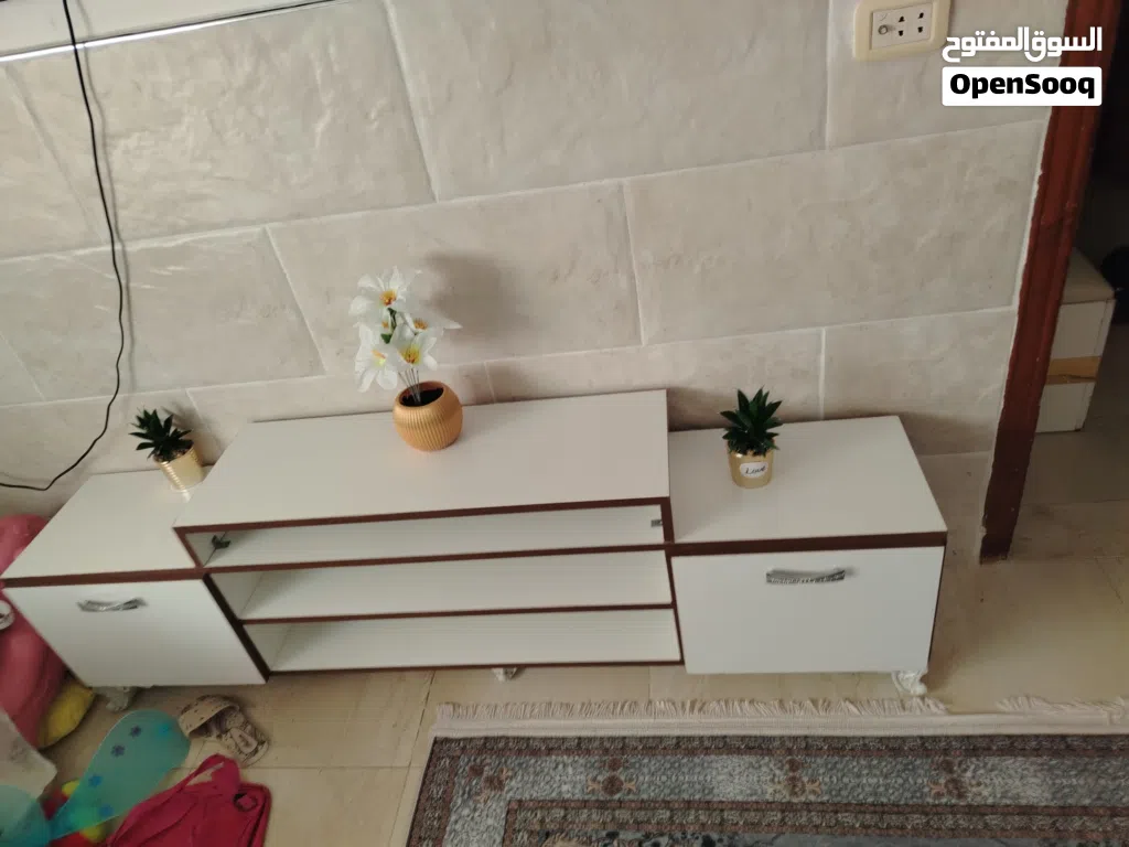 طاولة تلفزيون