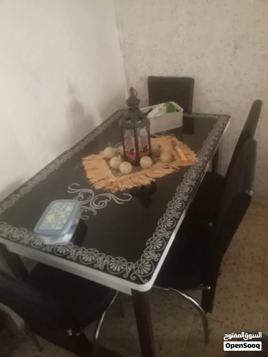 طاوله سفره نوع تركي مع اربع كراسي بحاله ممتازه وجه الطاوله قزاز تفتح نفس الحجم