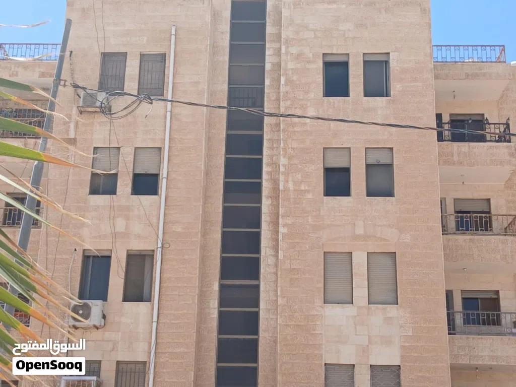 شقة فاخرةللبيع في منطقة الزرقاء مدينة الشرق بالقرب من مدراس الدر المنثور و مدراس الحدايق