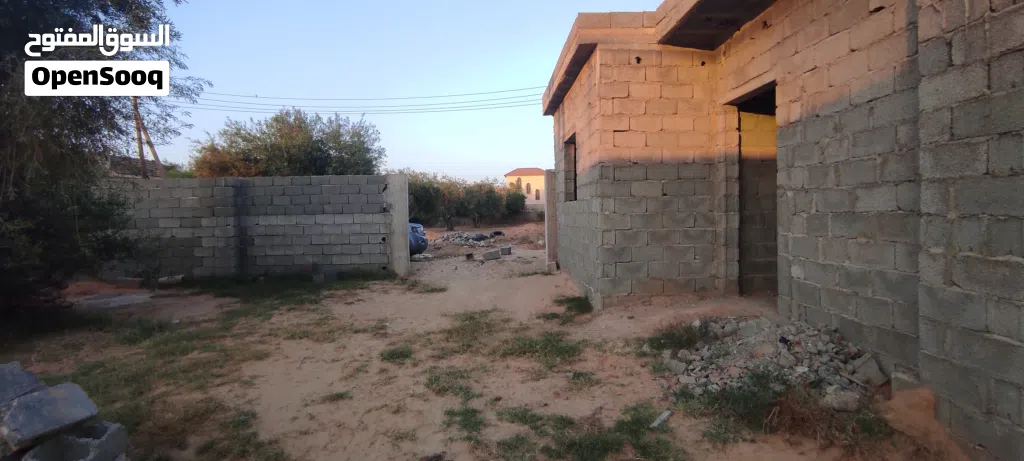 ارض مساحتها 415 للايجار بداخلها بناء مساحته 60 متر شقة صغيرة وفيها زوز واجهات فيها بئر وماجن
