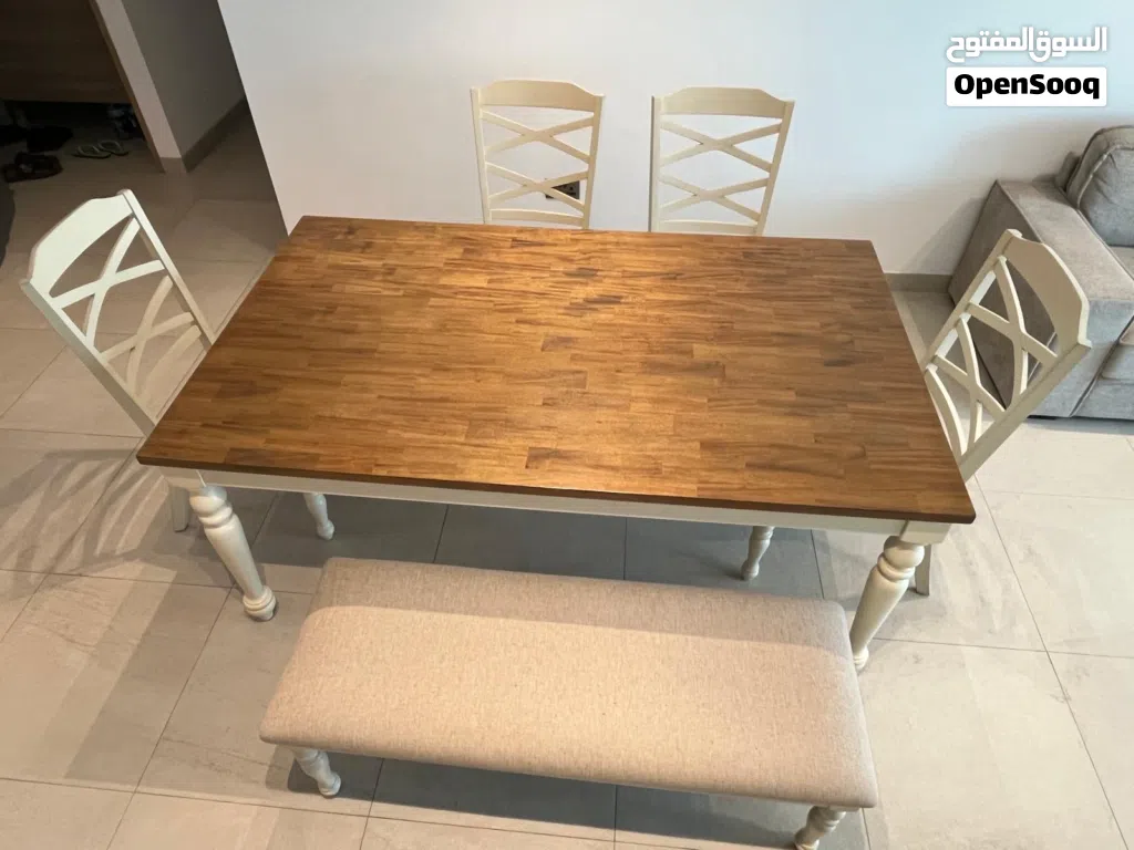 Dinning room : 1 table + 4 chairs + 1 bench