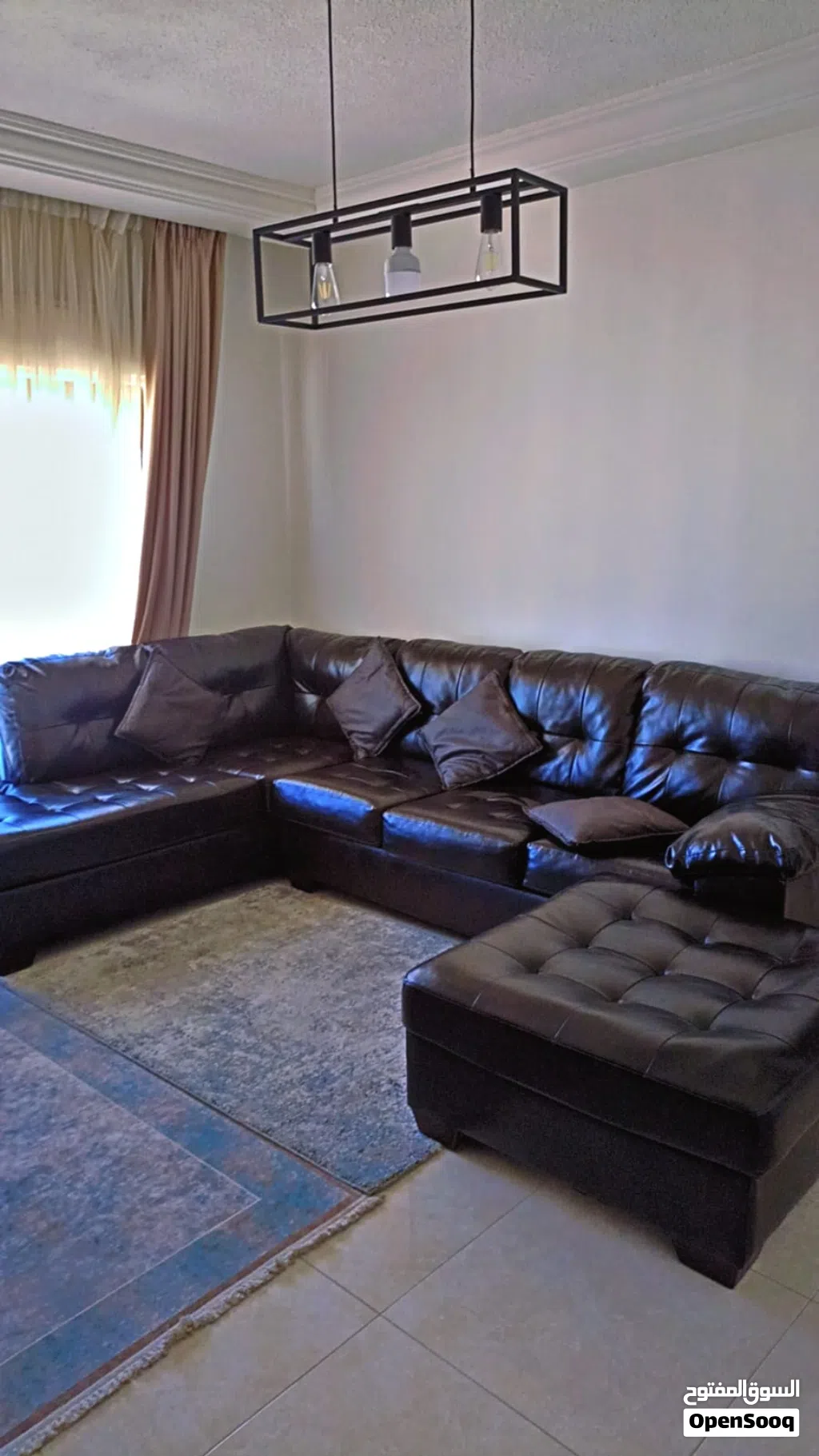 طقم كنب جلد Ashley Home للبيع المستعجل بسبب السفر