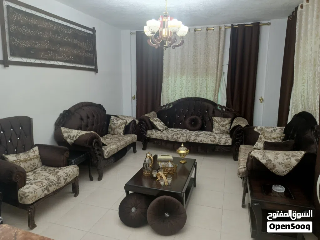 طقم كنب للبيع خشب زان وسويد حالة جيدة
